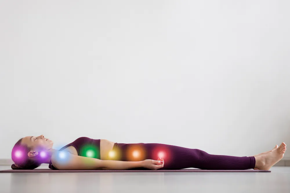 Vrouw met chakra's, heling van lichaam, geest en ziel door hypnose bij prikkelbare darm syndroom (PDS