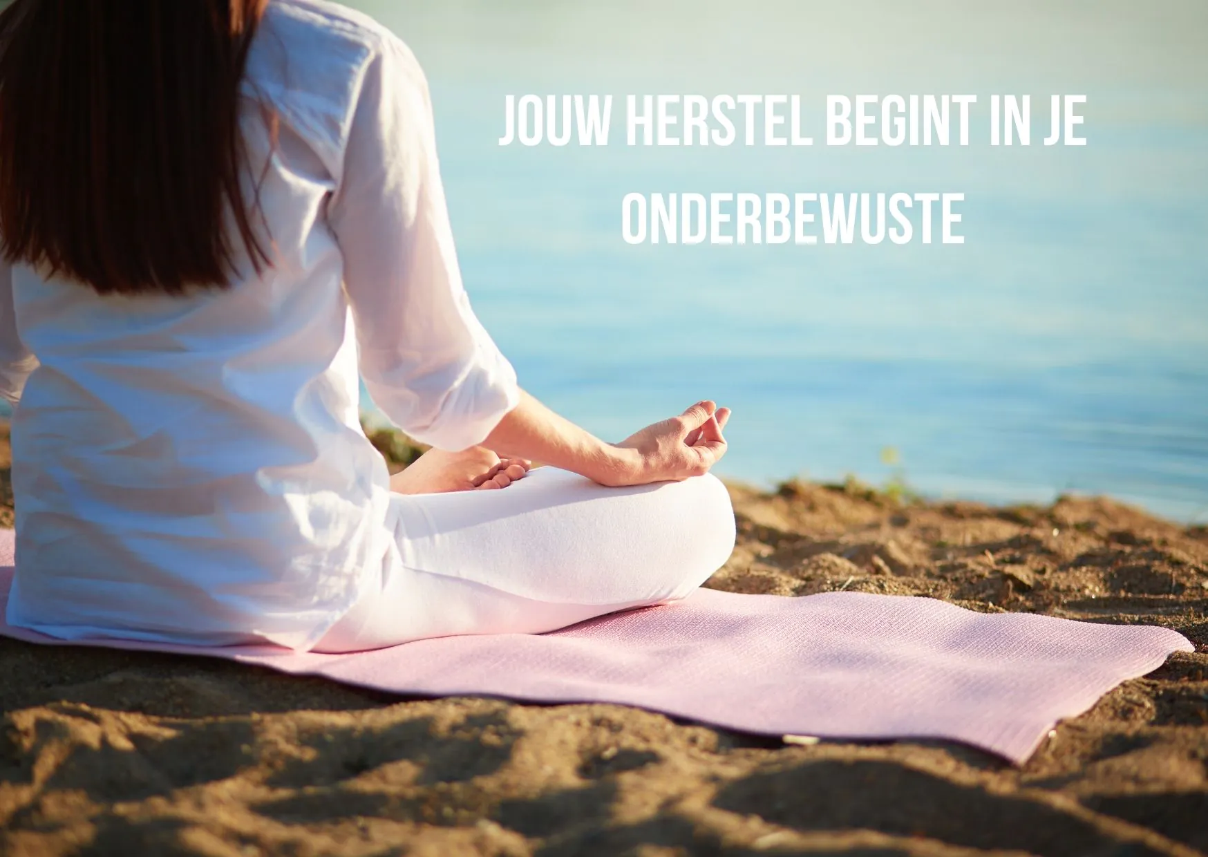 Persoon in diepe meditatie, omgeven door rustgevend licht, symboliseert herstel van burn-out met hypnotherapie. Tekst: ‘Jouw herstel begint in je onderbewuste’. Ontdek de effectieve aanpak voor burn-out behandeling.
