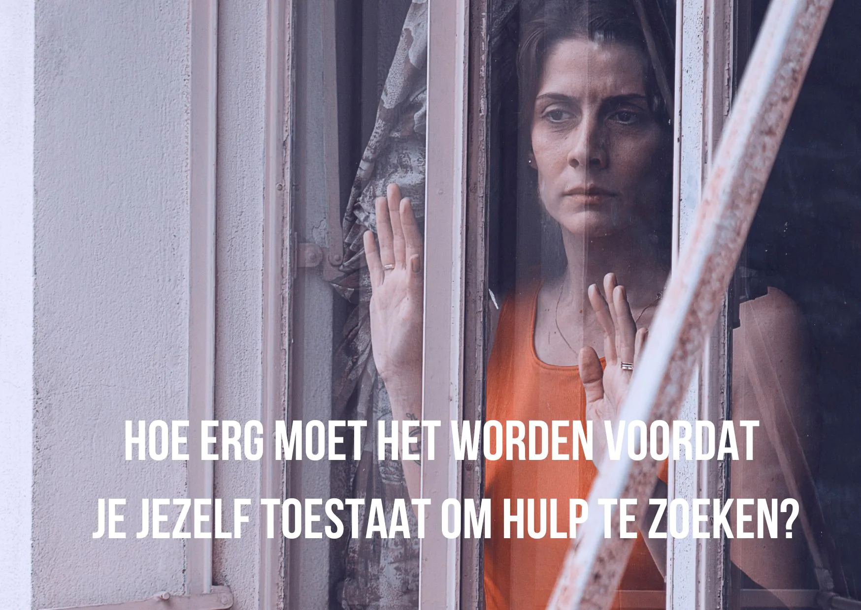 Persoon staart peinzend naar buiten, twijfelend over de volgende stap in burn-out herstel. Een moment van reflectie over wanneer hulp zoeken de juiste keuze is.