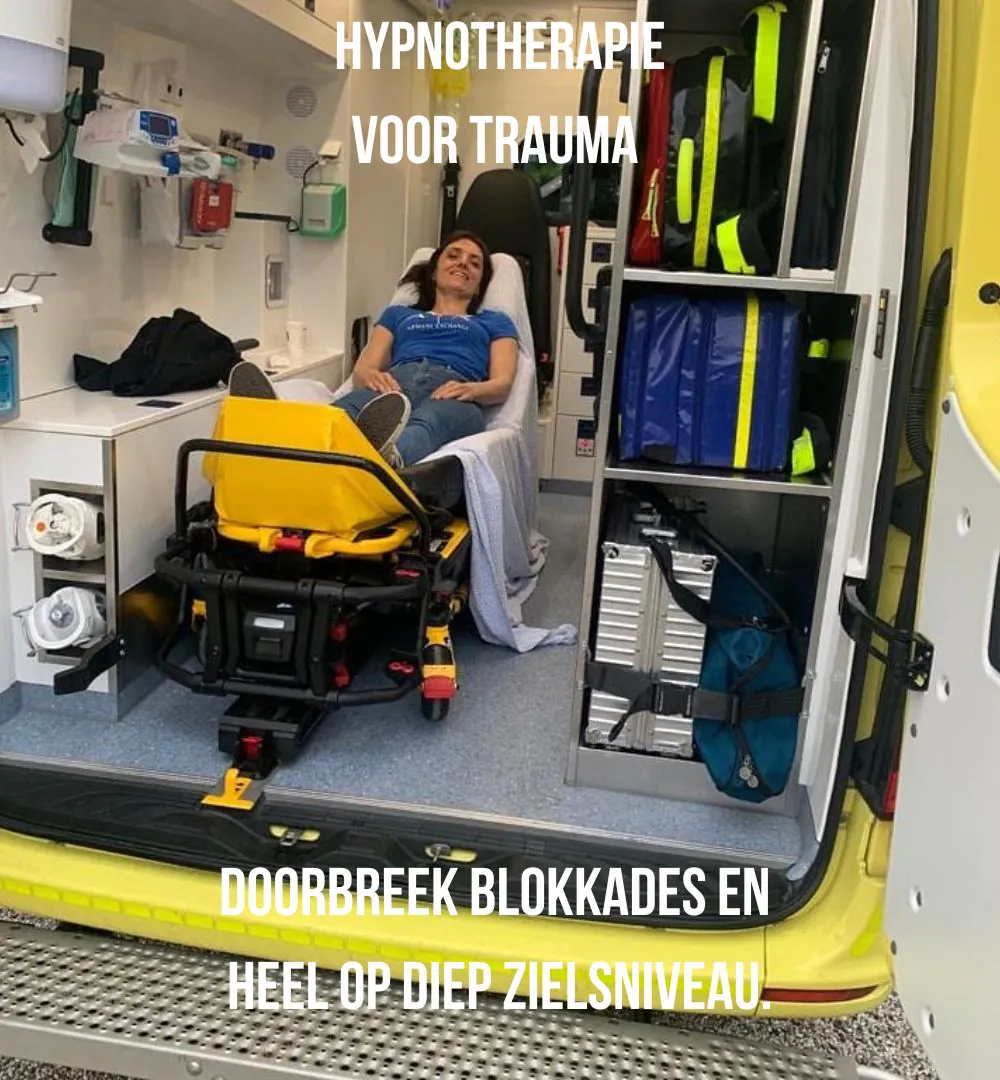Therapeut Miranda in een ambulance, illustratie bij blog over effectieve traumabehandeling en herstel