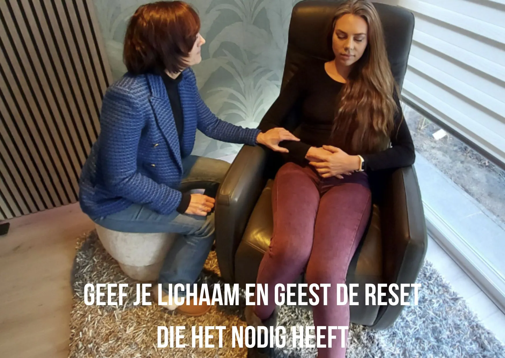 migraine therapie bij vrouw in een stoel