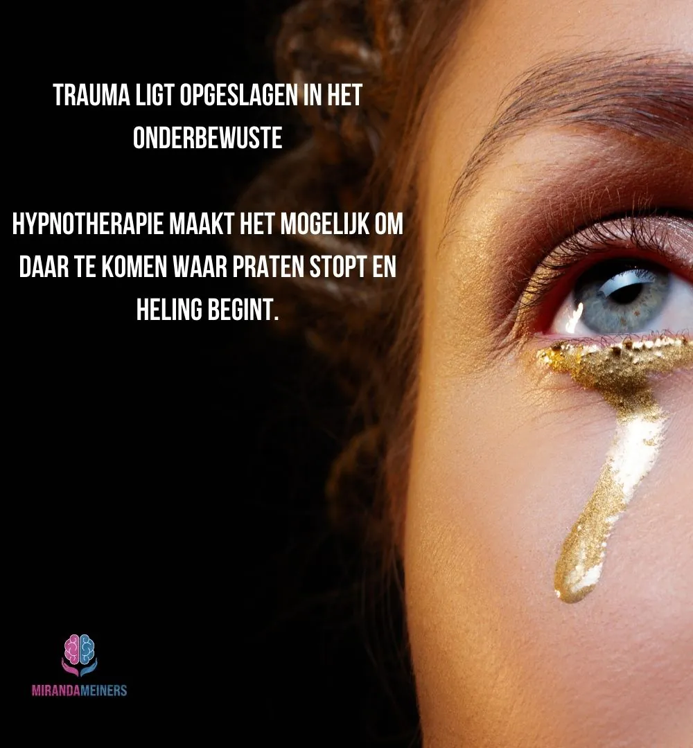 Vrouw met gouden traan als symbool voor geheeld trauma en innerlijke kracht – blog over verwerking en heling via hypnotherapie