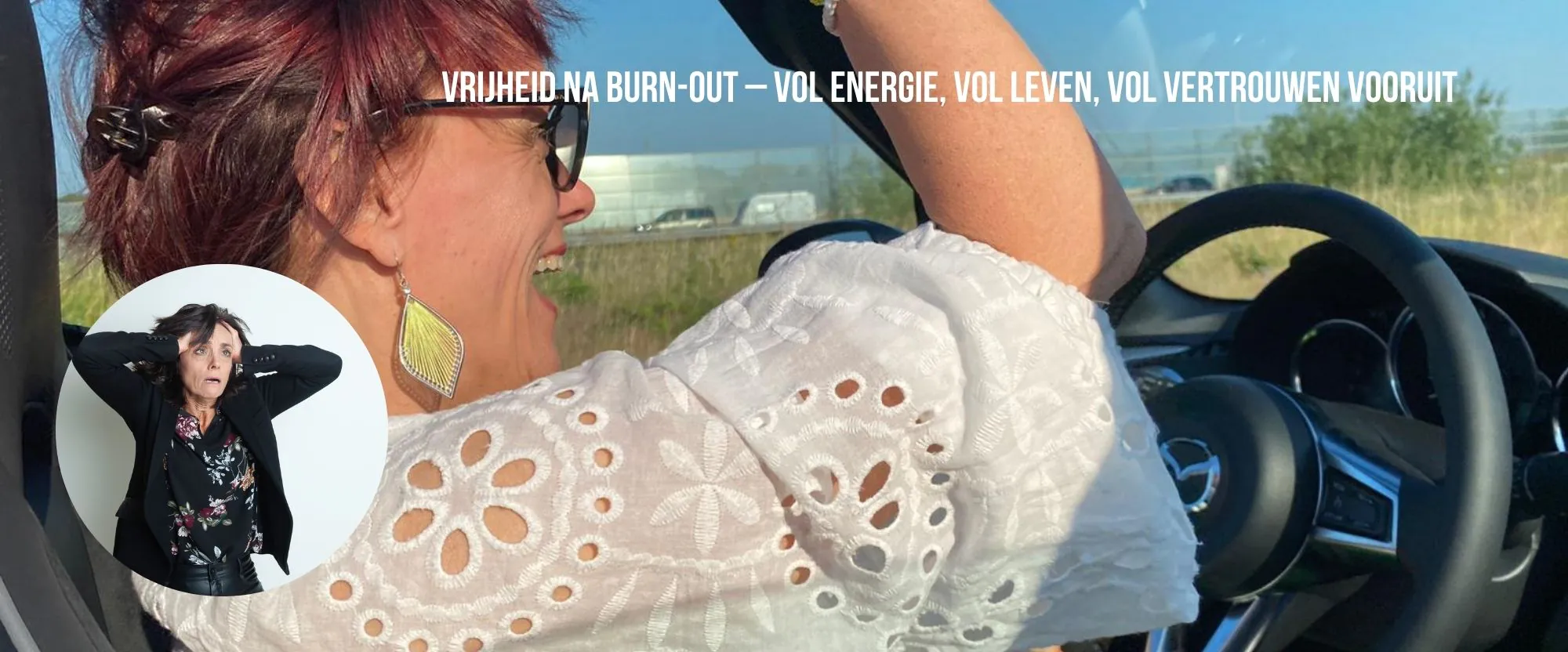 Vrouw met stralende glimlach in een open cabrio, handen in de lucht, zon op haar gezicht. Symboliseert vrijheid, energie en herstel na een burn-out.