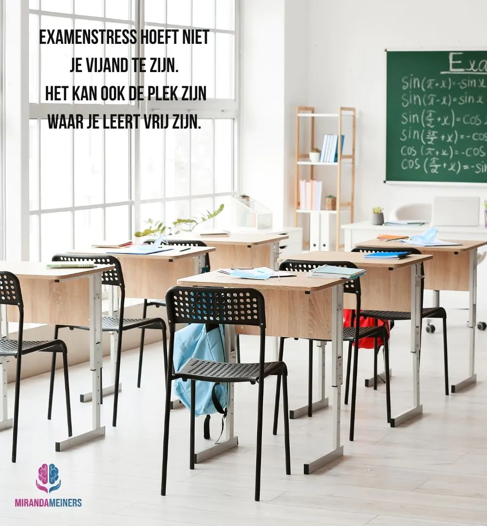 Examenlokaal waar jongeren met faalangst of black-outs onder druk kunnen komen te staan – afbeelding symbool voor herstel via hypnotherapie.