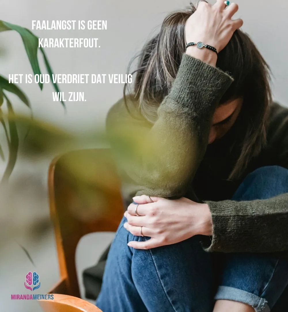 Moedeloze vrouw zit voorovergebogen op een stoel met haar hoofd in haar handen – beeld van emotionele uitputting door faalangst.
