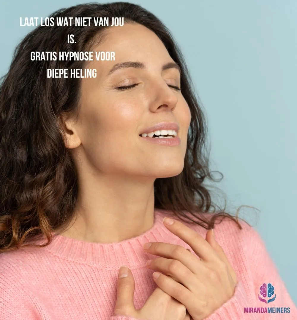 Vrouw met gesloten ogen en hand op haar hart tijdens helende hypnoseflow voor traumaverwerking