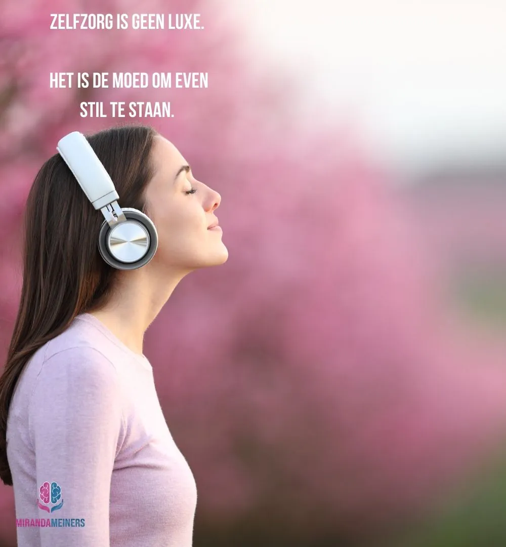 Hypnose voor drukke professionals met een vol hoofd en een leeg gevoel Persoon met koptelefoon ervaart diepe ontspanning en helderheid tijdens gratis hypnose voor het loslaten van emotionele blokkades en chronische stress