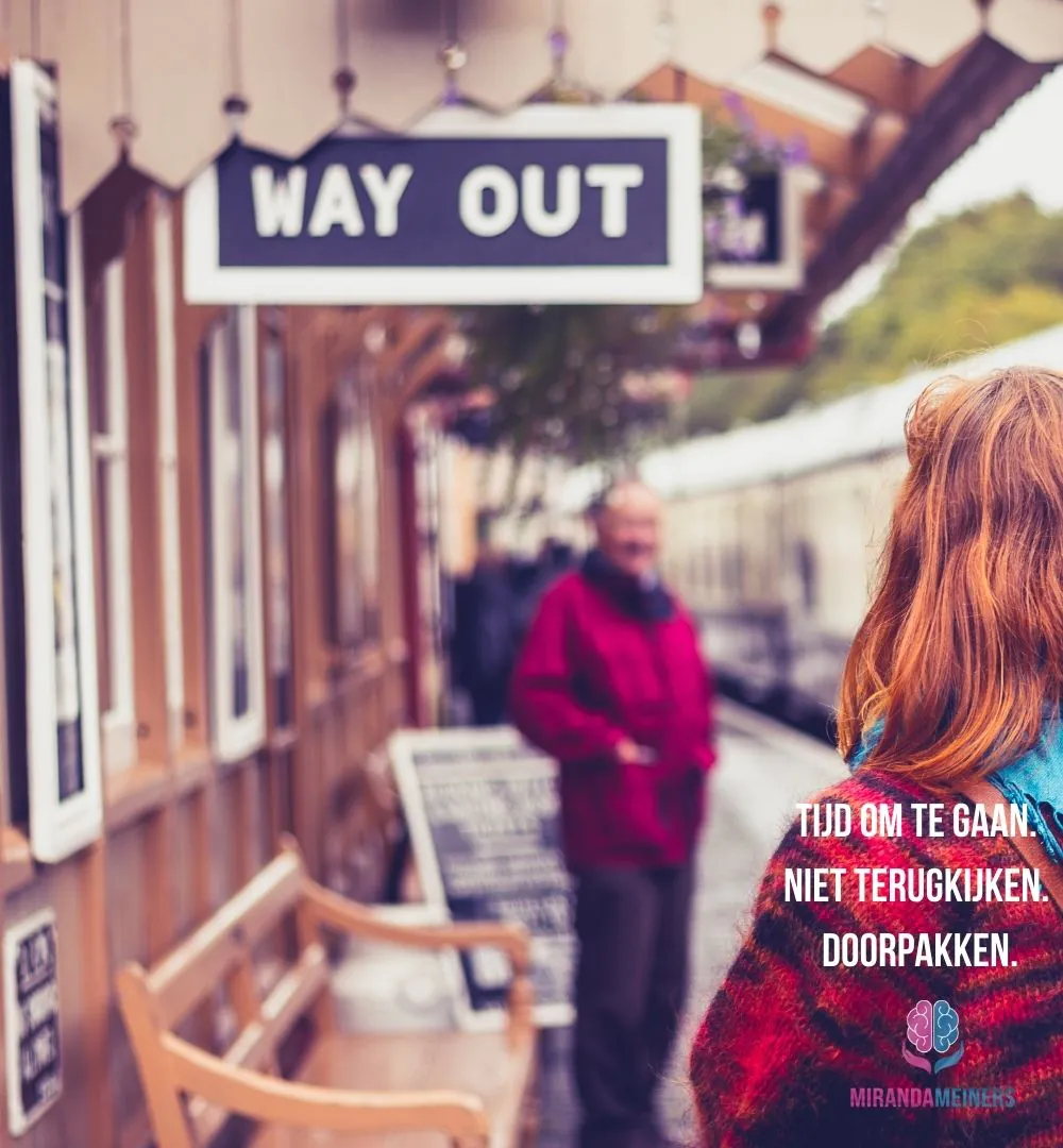 Vrouw met koffer op perron bij bord ‘Way Out’ – symbool voor het loslaten van emotionele bagage en kiezen voor vooruitgang via hypnose. gratis hypnose loslaten trauma