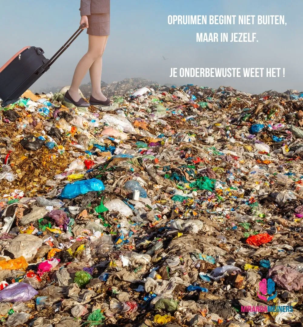 Vrouw met koffer op vuilnisbelt als symbool voor het loslaten van emotionele bagage via hypnose. Hypnose sessie voor het loslaten van trauma