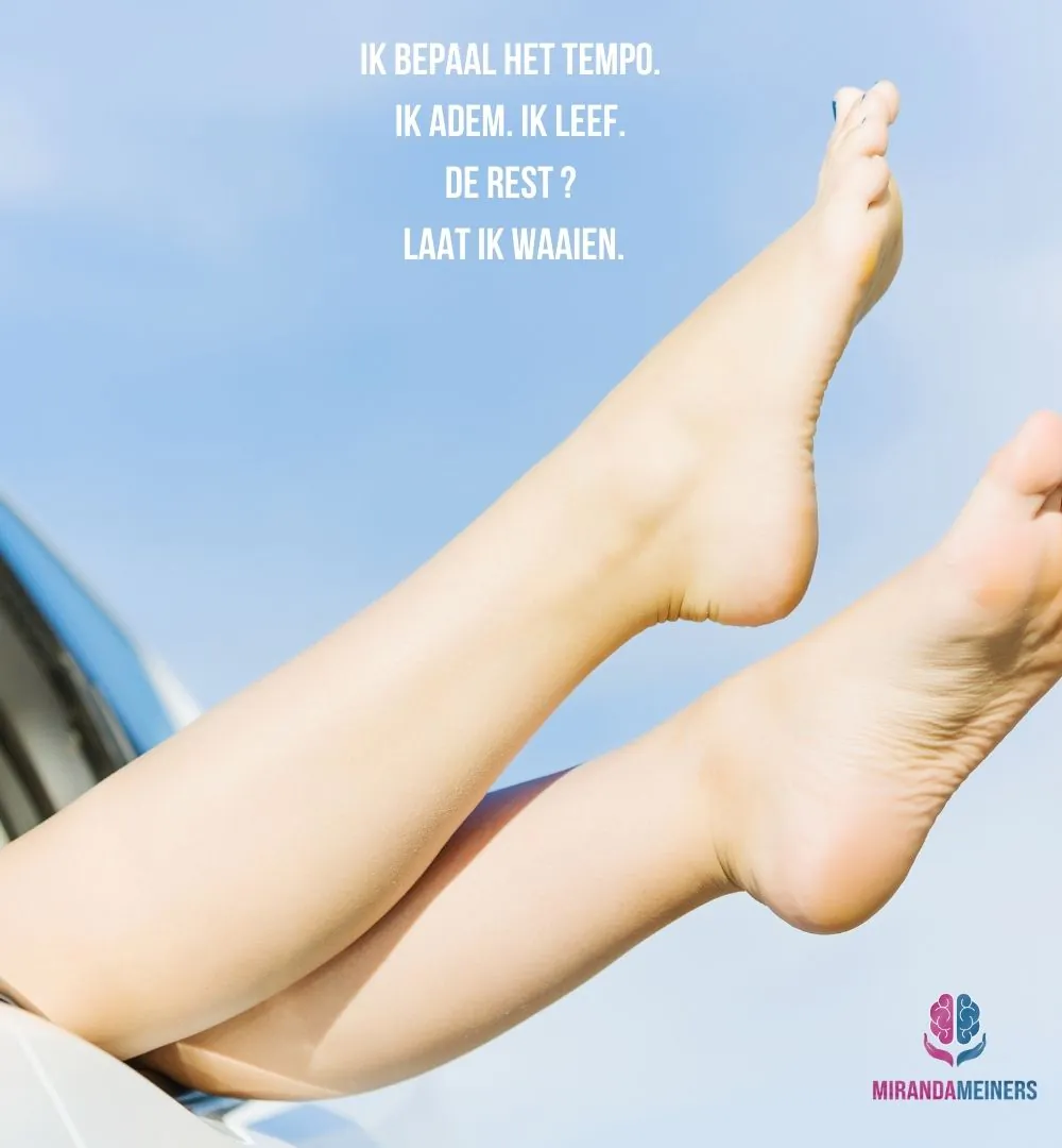 Vrouw met voeten uit rijdende auto als symbool voor vrijheid, loslaten van controle en emotionele bagage via hypnose. gratis hypnose loslaten trauma