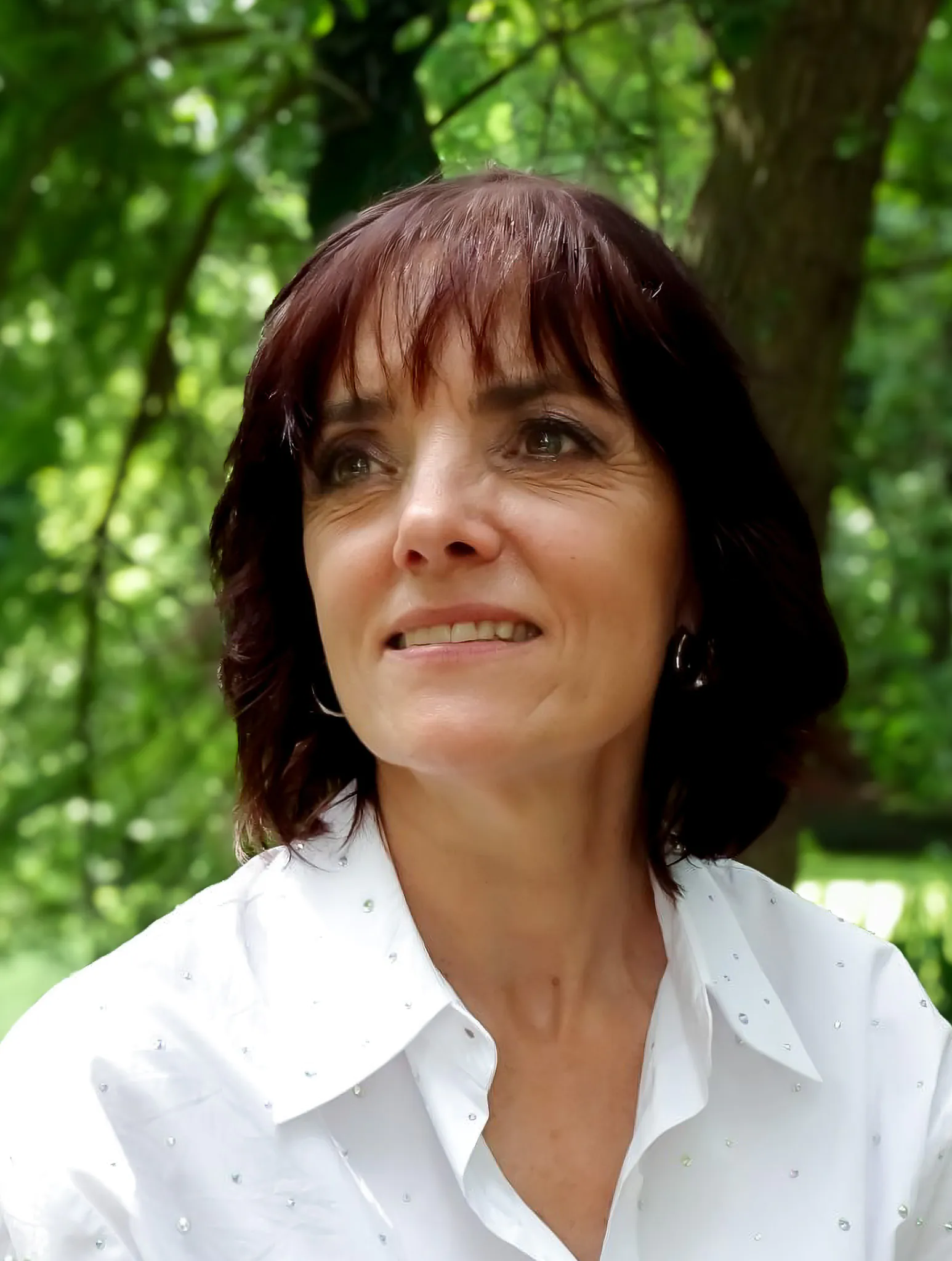 Portret van hypnotherapeut Miranda Meiners; gratis hypnose ‘Van malende gedachten naar rust in je lijf’ (10 min).