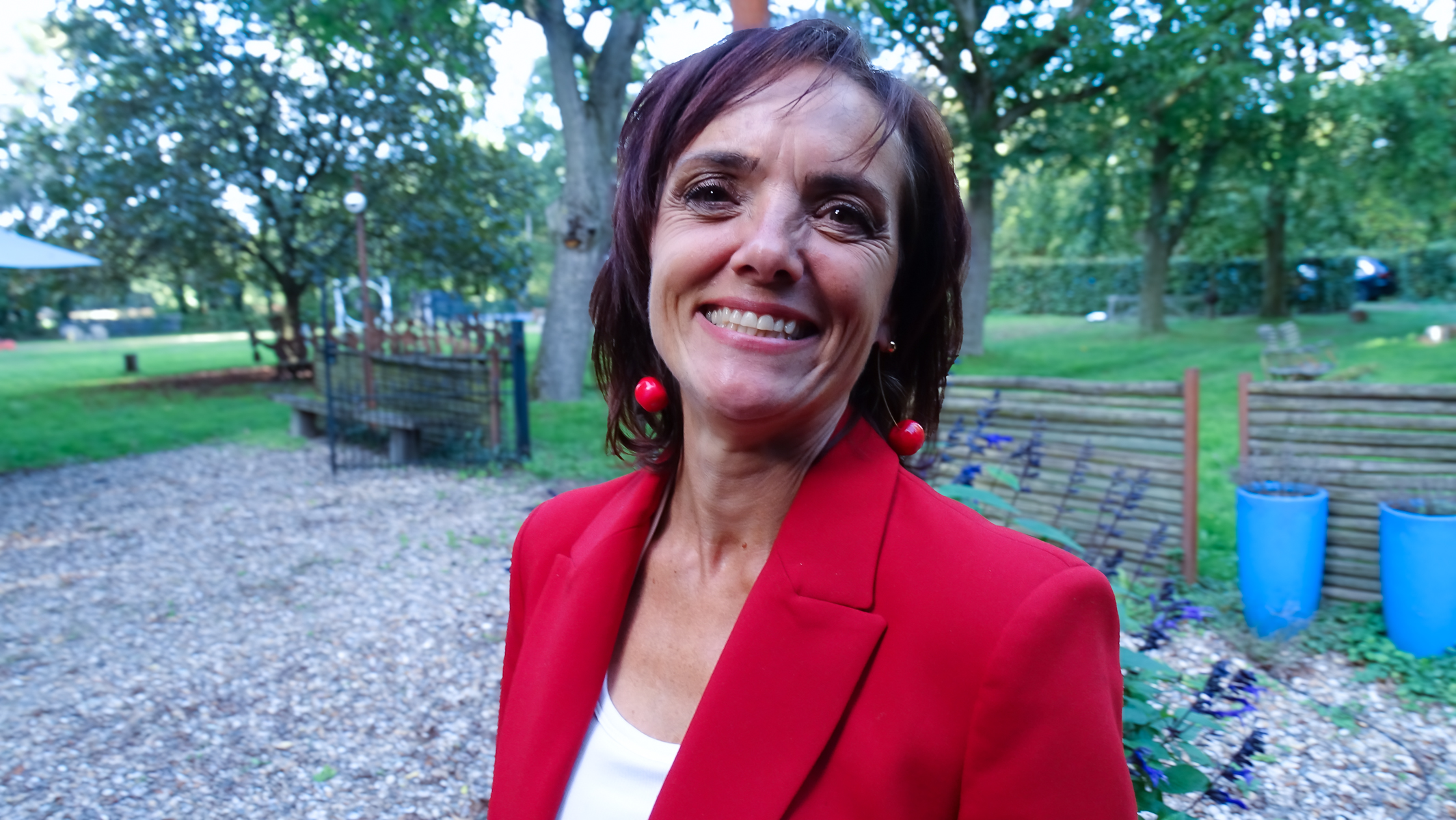 Miranda Meiners, lachend in rood